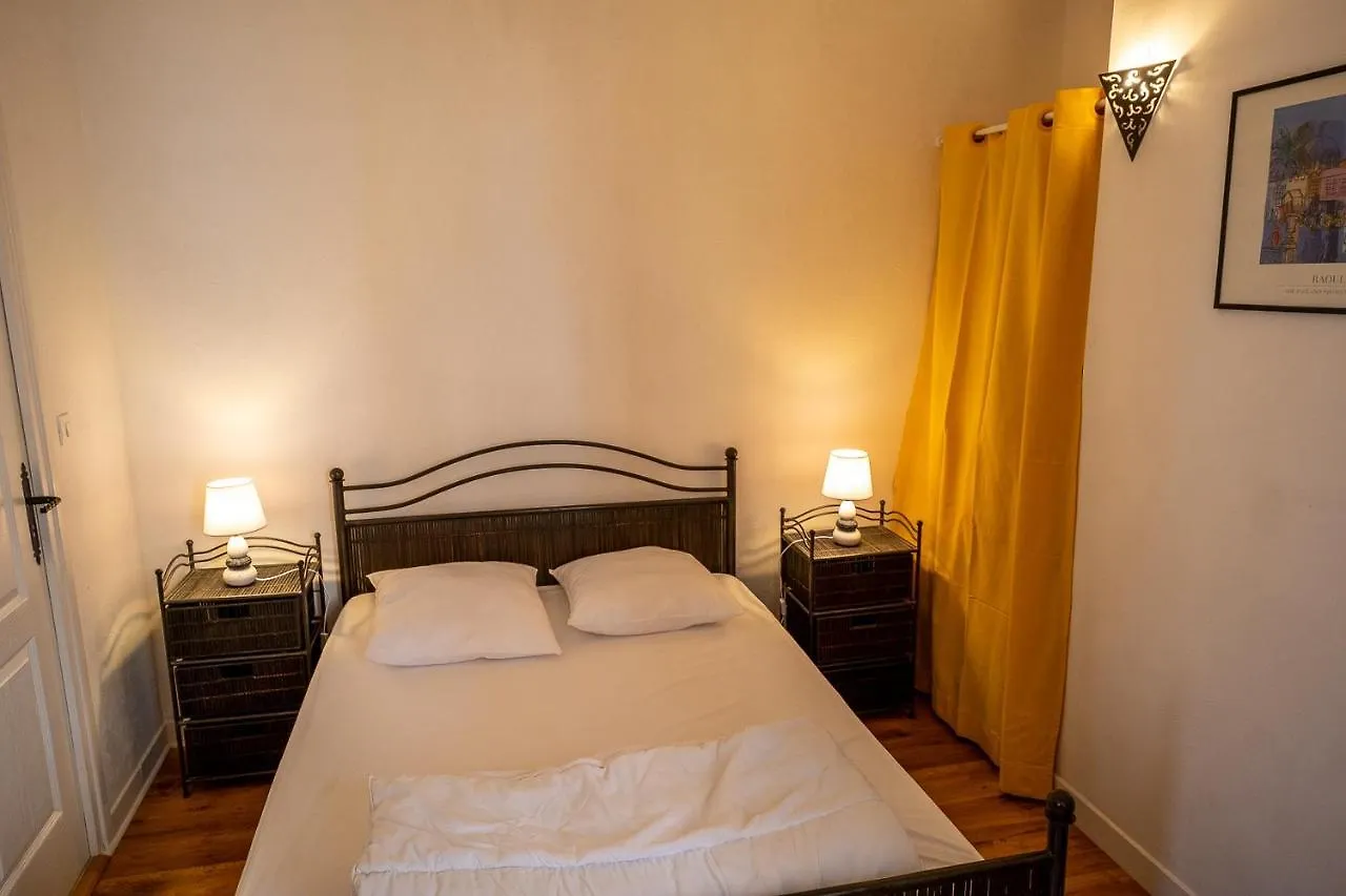 Lägenhet Appartement Place Des Cordeliers Dinan Frankrike